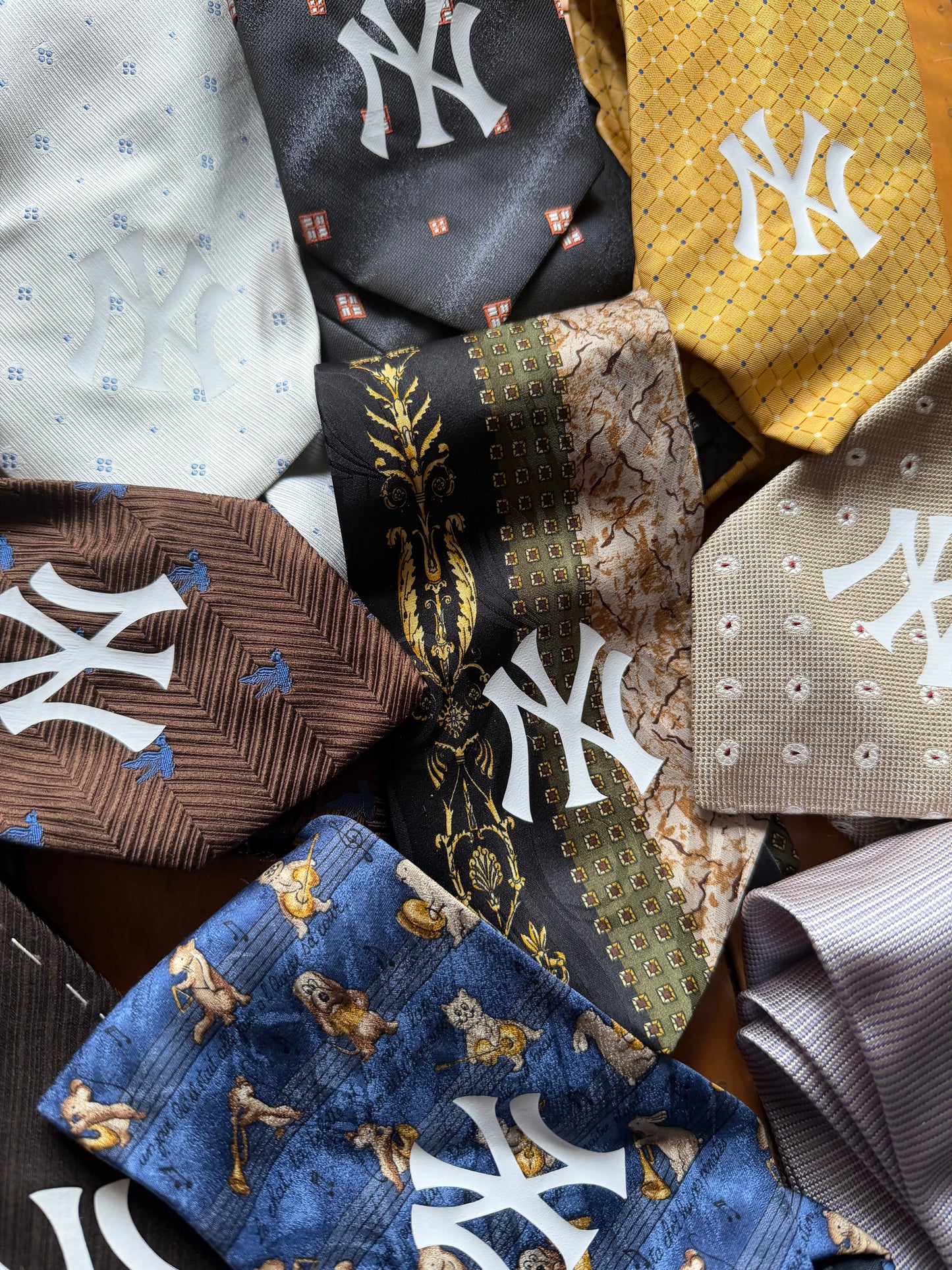 AVANTGARDE RESEARCH TIE